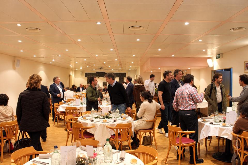La grande salle pleine lors d'un banquet