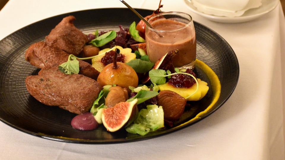 Médaillon de chevreuil, sauce aux cerises, spätzli et garniture de chasse