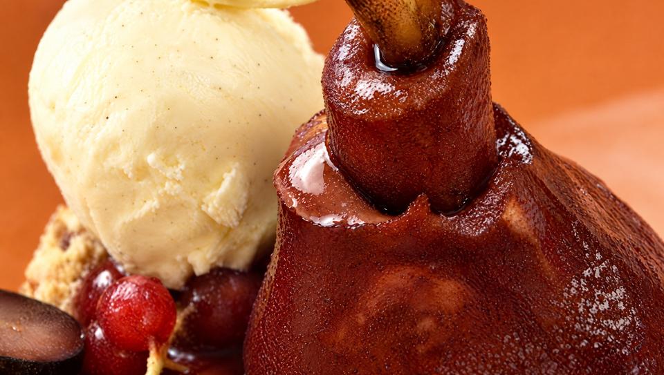 Poire pochée au vin rouge, glace vanille