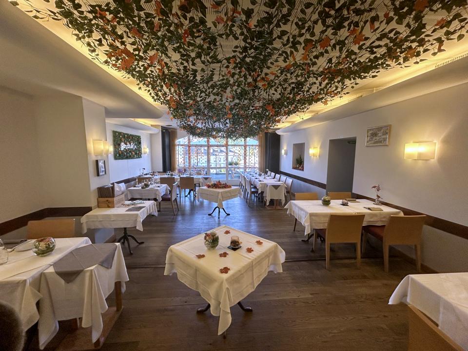 La salle du restaurant sous son plafond végétal