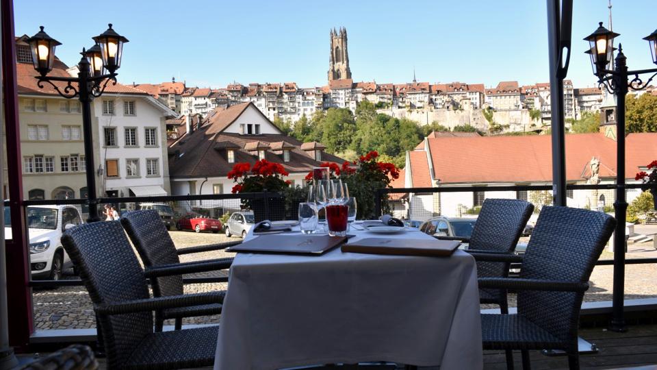 La terrasse de la Brasserie de l'Épée face à la cathédrale de Fribourg